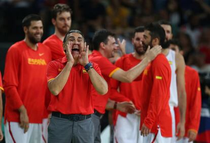 El director técnico del equipo olímpico español de baloncesto, Sergio Scariolo, da instrucciones a su equipo durante el partido.