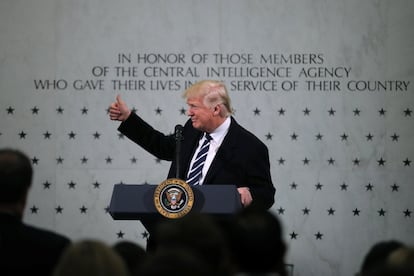 O presidente dos Estados Unidos, Donald Trump, visita a sede da Agência Central de Inteligência (CIA), em Langley, Virgínia, sua primeira visita depois de sua posse no dia anterior. Na coletiva de imprensa, atacou a imprensa em frente ao muro com as 117 estrelas em honra aos agentes da CIA mortos em serviço, em 21 de janeiro de 2017.