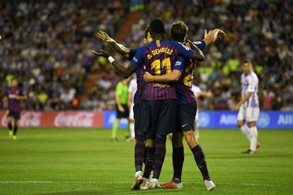 Los jugadores del Barcelona celebran el gol con Dembélé. 
