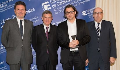 Joan Llonch, conseller del Banc Sabadell, Joan B. Casas, deg&agrave; del Col&middot;legi d&#039;Economistes de Catalunya, Claudi P&eacute;rez i Mart&iacute; Parellada, director de la Revista Econ&ograve;mica de Catalunya.