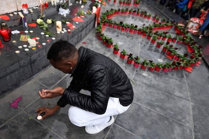 Un hombre coloca una vela en la plaza de la República de París, en recuerdo a las víctimas de la masacre terrorista.