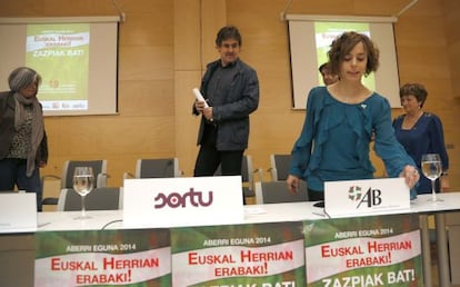 El secretario general de EA, Pello Urizar, y la dirigente de Sortu Amaia Izko, minutos antes de la rueda de prensa en la que han presentado los actos que celebrará la izquierda 'abertzale' por el Aberri Eguna.