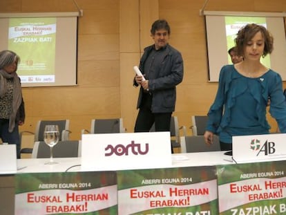 El secretario general de EA, Pello Urizar, y la dirigente de Sortu Amaia Izko, minutos antes de la rueda de prensa en la que han presentado los actos que celebrará la izquierda 'abertzale' por el Aberri Eguna.