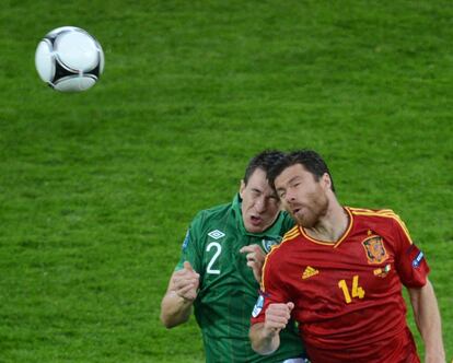 Ledger y Xabi Alonso disputan un balón durante el encuentro entre Irlanda y España en Gdansk.