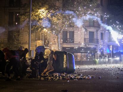 Manifestantes lanzan botellas y un cohete a los Mossos durante los disturbios en protesta por la sentencia del 'procés', en octubre de 2019.