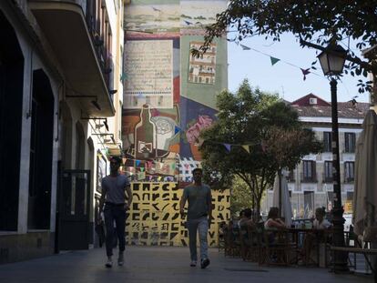 Dos chicos pasean por el barrio de Lavapiés.
 