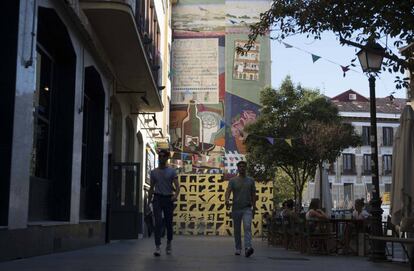 Dos chicos pasean por el barrio de Lavapiés.
 