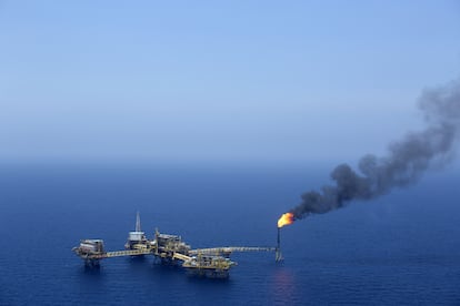 Una plataforma petrolera operada por Pemexen frente a la costa de Ciudad del Carmen, (Campeche), en una fotografía de archivo.