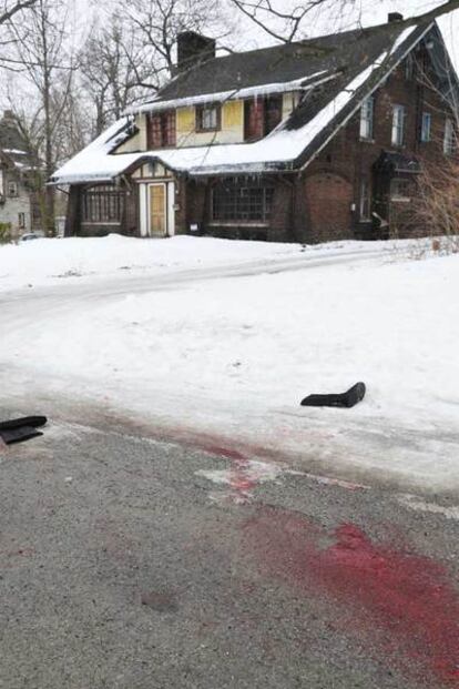 Sangre de una de las víctimas del tiroteo junto la Universidad Estatal Youngstown de Ohio.