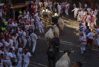 Ambiente en el primer encierro de San Fermín con toros de la ganadería Fuente Ymbro.