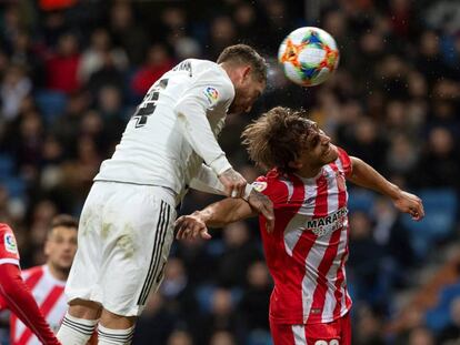 Sergio Ramos cabecea ante Muniesa para hacer el 3-2 a favor del Real Madrid.