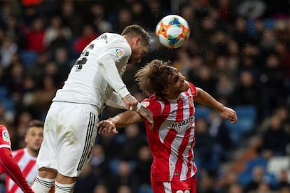 Sergio Ramos cabecea ante Muniesa para hacer el 3-2 a favor del Real Madrid.
