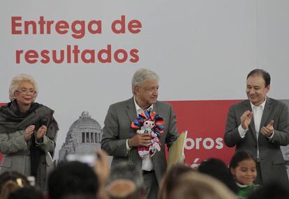 López Obrador, junto a Durazo y Sánchez Cordero, este miércoles.