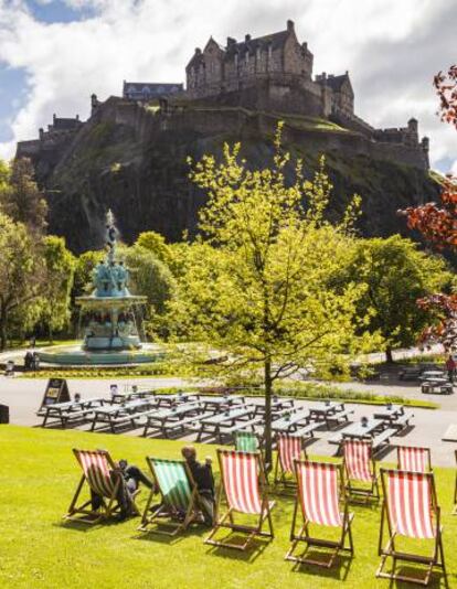 Hamacas al sol en Princess Street Gardens, en Edimburgo (Escocia).