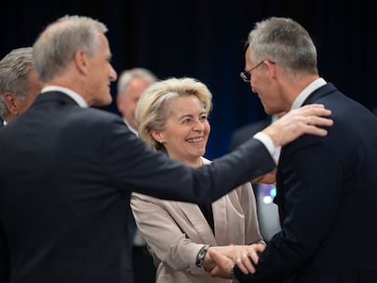 La presidenta de la Comisión Europea, Ursula von der Leyen, saludaba al secretario general de la OTAN, Jens Stoltenberg, el miércoles durante la cumbre en Madrid.