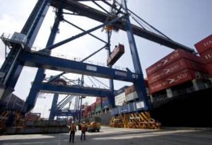 Según cifras de la Dirección de General de Relaciones Económicas Internacionales (Direcon) de Chile, el intercambio económico con Perú sumó 3.885 millones de dólares en 2012. EFE/Archivo