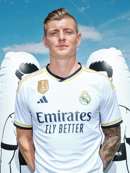 Toni Kroos posa en la ciudad deportiva de Valdebebas, en exclusiva para ICON, con la nueva camiseta Adidas para el Real Madrid.