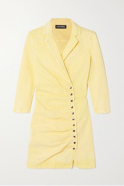Un vestido-americana con botones dorados en un lateral y en tejido denim color amarillo. No encontrarás nada más especial esta temporada. Es de Retrofête.

425€