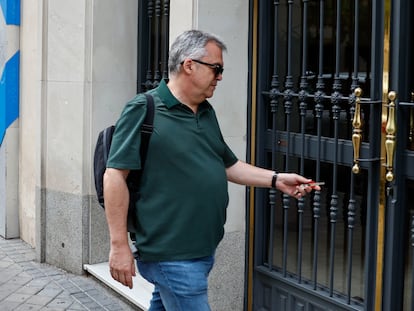 Santos Cerdán, este martes a la entrada de su domicilio en Madrid.