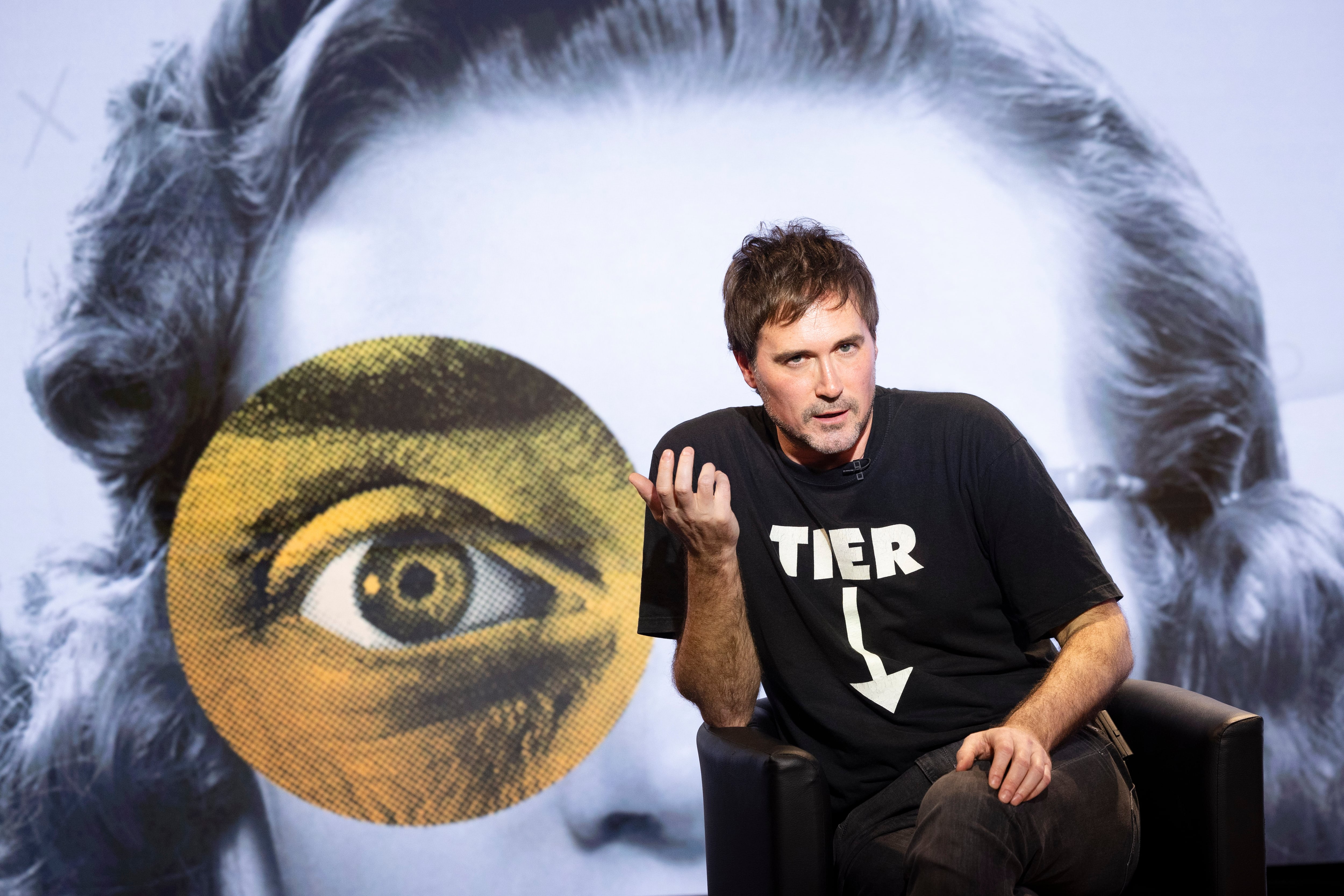 Joan Jordi Miralles, en el estudio Toresky, durante el club de lectura de 'Quadern'.