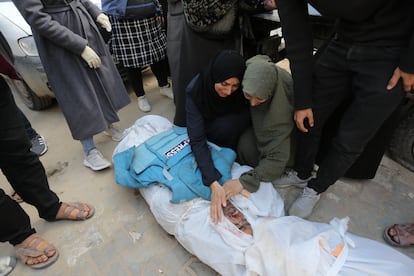 Familiares lloran ante el cadáver del periodista de Al Aqsa TV Mohamed Salamah, muerto en un ataque israelí, durante su funeral en Deir el Balah, en el centro de Gaza.
