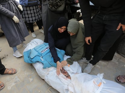 Familiares lloran ante el cadáver del periodista de Al Aqsa TV Mohamed Salamah, muerto en un ataque israelí, durante su funeral en Deir el Balah, en el centro de Gaza.