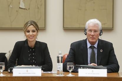 La última esposa del actor Richard Gere, de 70 años, es la española Alejandra Silva, de 36. La pareja se conoció en Positano, Italia, en 2014, cuando él estuvo en un hotel que entonces gestionaba la empresaria. Empezaron a salir poco después y se casaron en abril de 2018 en Estados Unidos. El pasado mes de febrero se convirtieron en padres de Alexander, aunque ambos ya tenían un hijo cada uno de relaciones anteriores.