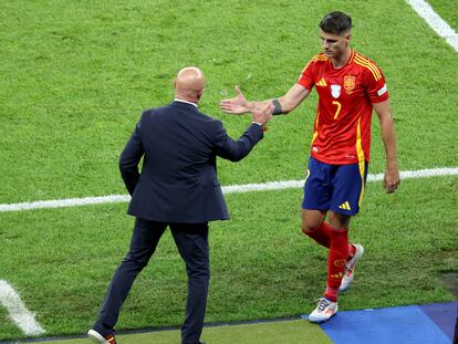 Álvaro Morata choca la mano con Luis de la Fuente cuando este lo sustituyó en la final.