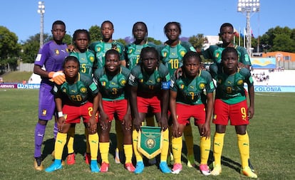 La selección camerunesa de fútbol femenino, antes de iniciar un partido. 
 