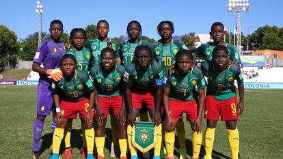 La selección camerunesa de fútbol femenino, antes de iniciar un partido. 
 
