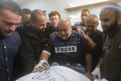 Wael Dahdouh, jefe de la oficina de Al Jazeera en Gaza, llora sobre el cuerpo de su hijo Hamza, también periodista, y que murió por un ataque aéreo israelí en Rafah el 7 de enero de 2024. Al menos 128 periodistas gazatíes han sido asesinados en este año de asedio israelí.