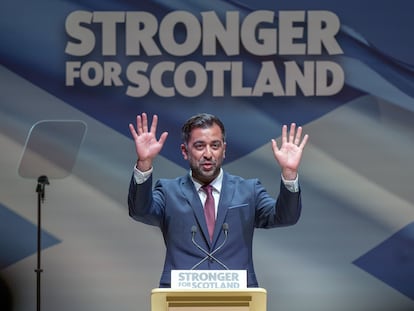 El ministro principal de Escocia, Humza Yousaf, se dirige a los afiliados del SNP, el pasado junio en Dundee.