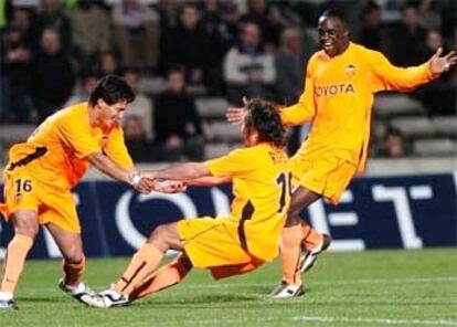 El valencianista Rufete, en el centro, celebra su gol junto a Canobbio (izqda) y Sissoko.