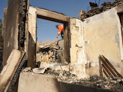 Bomberos entre las ruinas de una casa supuestamente alcanzada por la artillería azerbaiyana en la localidad de Sotk (Armenia), este miércoles.