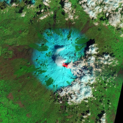 O vulcão Etna foi captado em erupção pelo 'Earth Observing-1' (EO-1) no dia 19 de fevereiro de 2013.