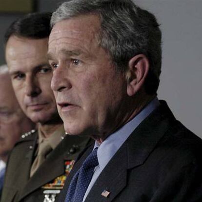 George W. Bush, durante la reunión con consejeros militares en el Pentágono para revisar la política sobre el conflicto de Irak.