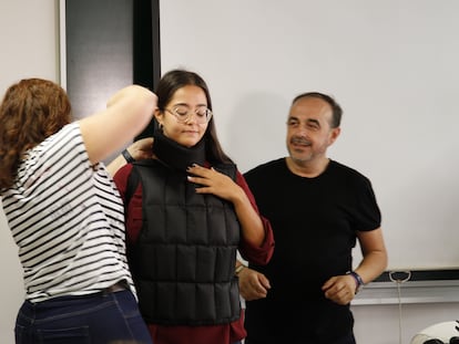 Estudiantes del Máster de Gerontología, dependencia y protección de los mayores de la Universidad de Granada prueban el llamado "traje de la vejez".