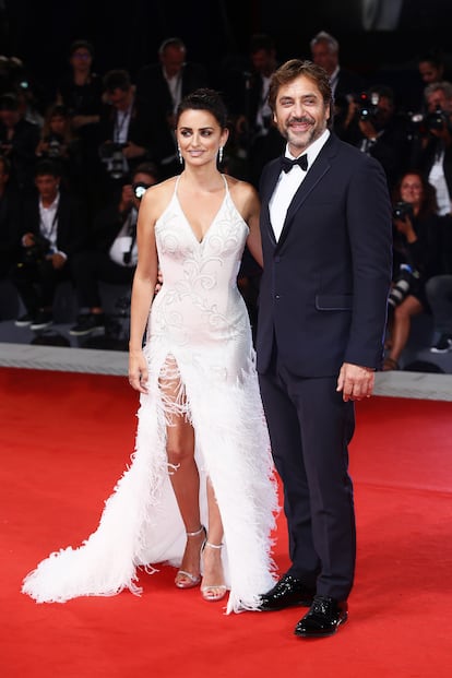 En el año 2017 Penélope Cruz y Javier Bardem presentaron en el Festival de Venecia 'Loving Pablo'. Ella paseó por la alfombra roja con un sensual vestido de Versace, otra de sus firmas preferidas en la alfombra roja, rematado con plumas y lentejuelas.