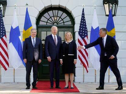 El presidente de Estados Unidos, Joe Biden, en el centro, posa con la primera ministra sueca, Magdalena Andersson, y el presidente de Finlandia, Sauli Niinistö (a la izquierda), en presencia del jefe de protocolo de Estados Unidos, Rufus Gifford, este jueves, en la Casa Blanca.