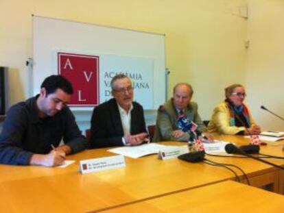 Vicent Peris, Jes&uacute;s Figuerola, Ramon Ferrer y Glorias Ma&ntilde;as en la presentaci&oacute;n de &#039;Un pa&iacute;s de llibre&#039;