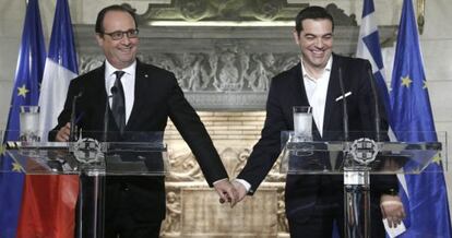 El presidente francés, François Hollande, y el primer ministro griego, Alexis Tsipras, en una rueda de prensa en Atenas.