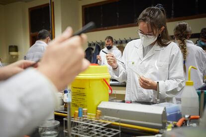 Estudiantes en un laboratorio de la Universidad de Granada.