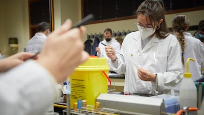Estudiantes en un laboratorio de la Universidad de Granada.