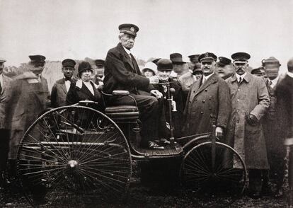 Poco imaginaba Carl Benz cuando inventó el coche que existiría algo llamado 'blockchain' que iría instalado en su artefacto (bueno, nosotros tampoco lo imaginábamos). La foto es de 1885.