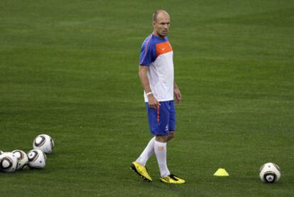 Robben, rodeado de balones durante el entrenamiento de ayer.