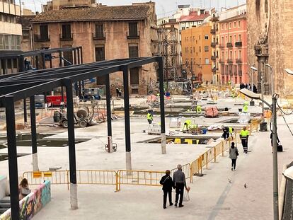 Obras de reurbanización en el entorno del Mercado Central de Valencia.