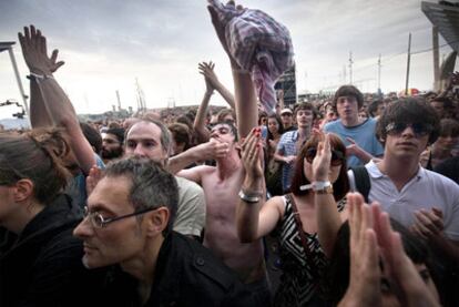 Asistentes a la primera sesión del Primavera Sound, durante el concierto de The Fall.