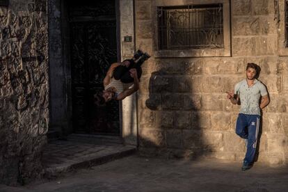 Mientras entrenan, confiesan que sueñan con viajar a Alemania, la meca del 'parkour' en Europa porque “allí la arquitectura de las ciudades es ideal para hacer acrobacias”.