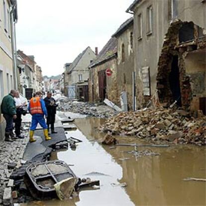 Un grupo de expertos inspecciona una casa destruida en Grimma (este de Alemania) en agosto de 2002.