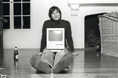 Steve Jobs, en su casa de Woodside, California, en 1984. La imagen forma parte del provocador documental Steve Jobs: The Man in the Machine (2015), en el que su director, Alex Gibney, ahonda en las contradicciones del fundador de Apple.